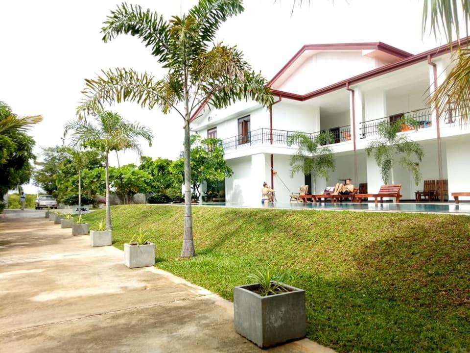 Sea Lagoon Beach Hotel Trincomalee Exterior foto