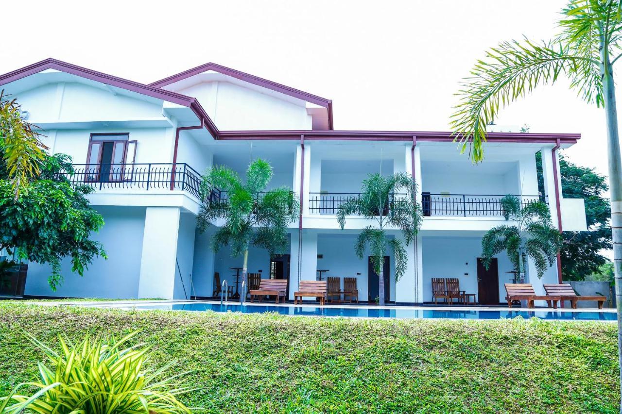 Sea Lagoon Beach Hotel Trincomalee Exterior foto